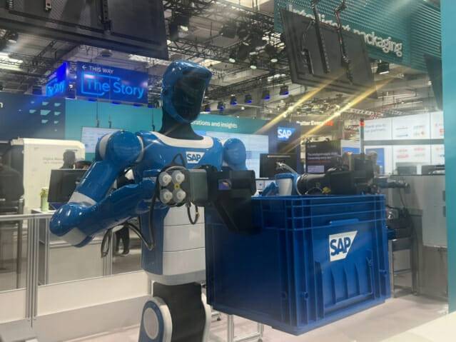 SAP 전시한 자율 휴머노이드 로봇이 상품 박스를 옮기고 있다. (사진=SAP)