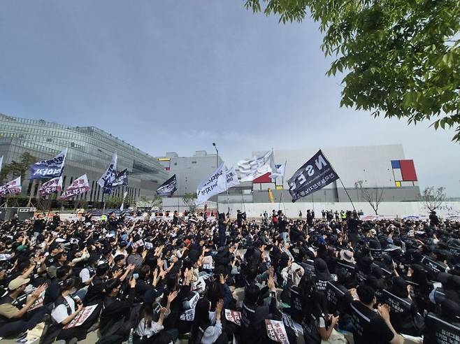 23일 경기도 평택시 삼성전자 평택캠퍼스 앞에서 열린 삼성전자 노동조합 공동투쟁본부 투쟁 결의대회에서 검은색 조끼를 갖춰 입은 조합원들이 구호를 외치고 있다. 김진영 기자