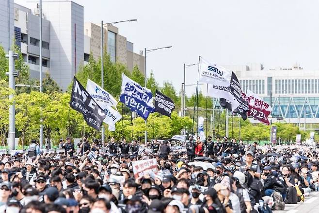 23일 경기도 평택시 삼성전자 평택캠퍼스 앞에서 열린 삼성전자 노동조합 공동투쟁본부 투쟁 결의대회에서 조합원들이 피켓을 들고 구호를 외치고 있다. 삼성전자 노동조합 공동투쟁본부