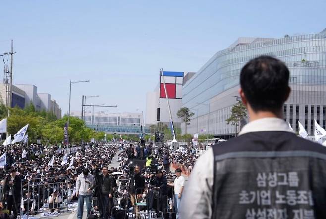23일 경기도 평택시 삼성전자 평택캠퍼스 앞에서 열린 삼성전자 노동조합 공동투쟁본부 투쟁 결의대회에서 초기업노동조합 삼성전자 지부 최승호 위원장이 집회 현장을 바라보고 있다. 삼성전자 노동조합 공동투쟁본부