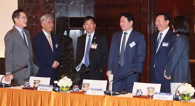 이재용 삼성전자 회장, 정원주 대우건설 회장, 최태원 SK 회장, 신동빈 롯데그룹 회장 등이 23일(현지시간) 베트남 하노이의 한 호텔에서 열린 한-베트남 비즈니스포럼 사전 간담회에서 대화하고 있다. 연합뉴스.