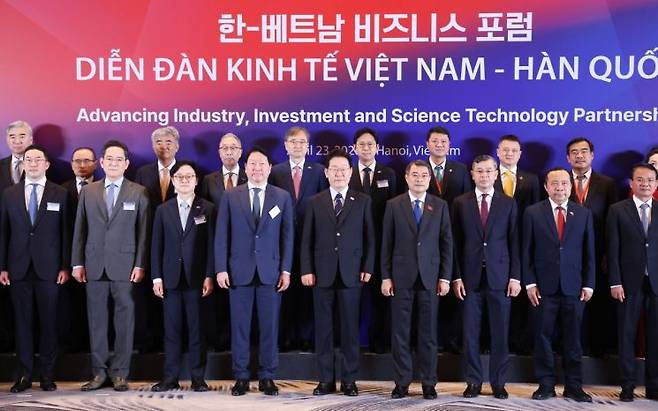 이재명 대통령과 레 민 흥 베트남 총리가 23일(현지시간) 하노이 한 호텔에서 열린 한-베트남 비즈니스포럼 사전간담회에서 양국 기업인들과 기념촬영을 하고 있다. 연합뉴스.
