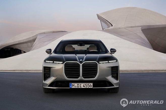 BMW는 22일(현지시간) 미국 뉴욕 그랜드 센트럴 터미널에서 신형 7시리즈를 세계 최초로 공개했다(출처: BMW)