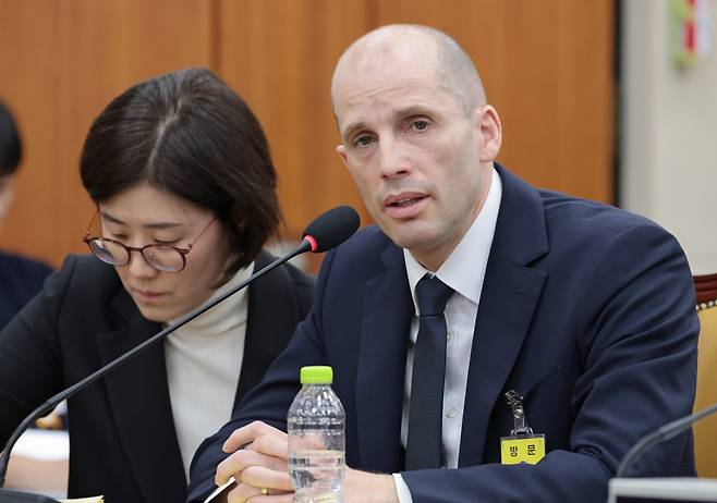 해롤드 로저스 쿠팡 임시 대표가 작년 12월 서울 여의도 국회 과학기술정보방송통신위원회에서 열린 쿠팡 개인정보 유출 사고 청문회에서 의원들의 질의에 답하고 있다. /남강호 기자