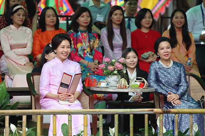 이재명 대통령과 베트남을 국빈 방문중인 김혜경 여사가 23일(현지시간) 하노이 민족학 박물관에서 열린 배우자간 친교행사에서 또 럼 베트남 공산당 서기장의 부인 응오 프엉 리 여사와 공연을 관람하고 있다. 김 여사가 입고 있는 옷은 응오 프엉 리 여사가 선물한 베트남 전통복장 아오자이다./뉴스1