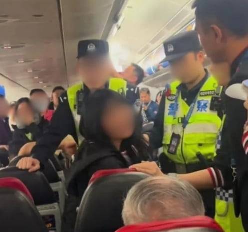 한 승객이 여객기에서 소란을 피우고 있다. 이 승객은 승무원에게 "국제선 승무원이면 만다린어를 할 수 있어야 하는 것 아니냐"며 언성을 높이기도 했다. /인스타그램