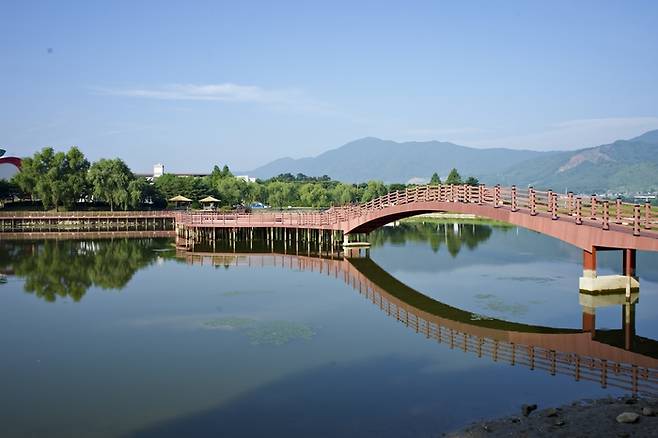 논개사당 앞에 펼쳐진 의암호 풍경