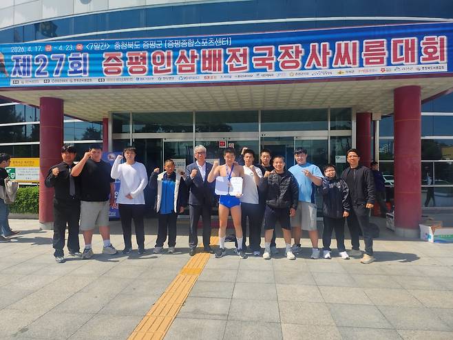 지난 17일부터 23일까지 증평종합스포츠센터에서 열린 '제27회 증평인삼배 전국장사씨름대회'에서 대전 초·중·대학 선수들이 나란히 입상하며 존재감을 드러냈다. 사진은 이정희 대전씨름협회장과 갈마중학교 선수단 모습. 대전시체육회 제공