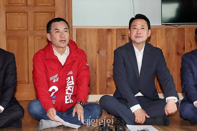 김진태 국민의힘 강원도지사 후보가 22일 오전 강원도 양양 수산리어촌마을회관에서 열린 국민의힘 마을회관 현장 공약 발표에서 발언을 하고 있다. ⓒ데일리안 홍금표 기자