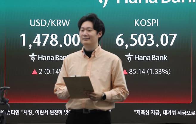 코스피가 장중 6500을 돌파한 23일 서울 중구 하나은행 딜링룸에서 직원들이 업무를 보고 있다.ⓒ연합뉴스
