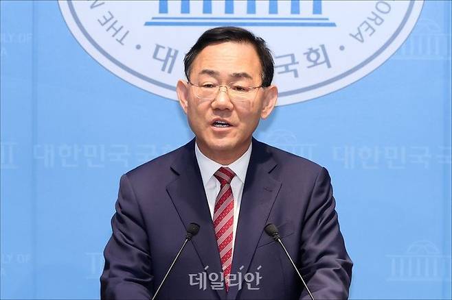 주호영 국민의힘 의원이 23일 오후 서울 여의도 국회 소통관 기자회견장에서 대구시장 공천 컷오프와 관련해 불출마를 선언하며 기자회견을 하고 있다. ⓒ데일리안 홍금표 기자