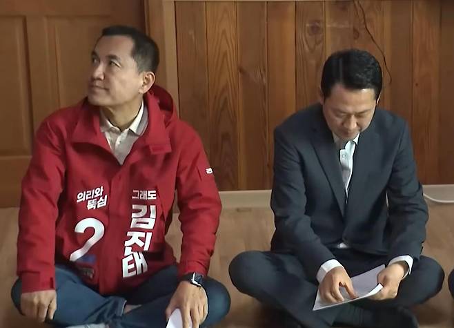 국민의힘 장동혁 대표(오른쪽)와 김진태 강원도지사가 22일 강원 양양 수산리어촌마을회관에 앉아 있다. 채널A 화면 캡처