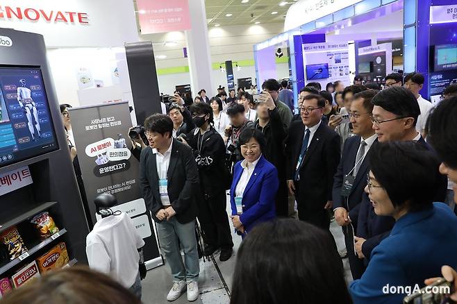 롯데이노베이트 부스에 과학기술정보통신부 류제명 제2차관이 방문했다. 롯데이노베이트 제공