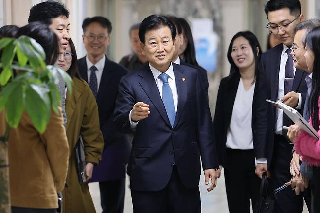 정동영 통일부 장관이 23일 오전 서울 종로구 수운회관에서 한국종교인평화회의(KCRP) 대표회장인 박인준 천도교 교령을 예방하기 위해 이동하고 있다. 뉴스1