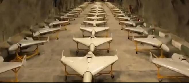 이란 혁명수비대가 공개한 지하 격납고 비축 드론들. 이란은 드론과 미사일을 동시에 발사하며 보복에 나서고 있다. 이란은 수천 기의 드론을 보유 중인 걸로 알려졌다. X(구 트위터) 캡처
