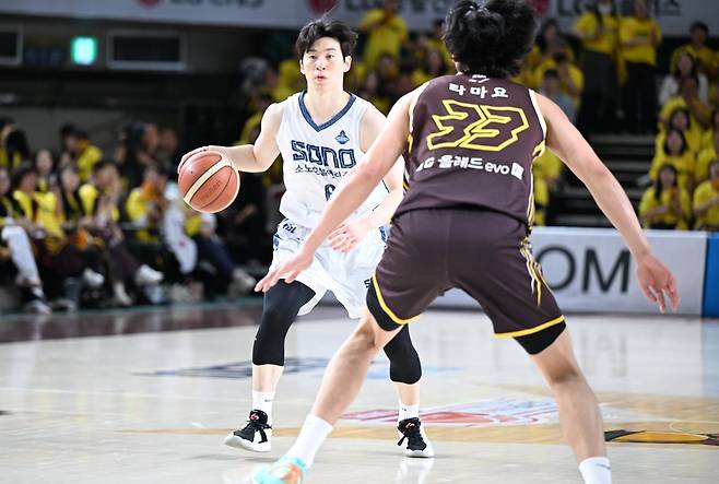 이정현(소노·왼쪽)이 23일 열린&nbsp;LG와의 2025~2026시즌 프로농구 4강 플레이오프 1차전에서 드리블하고 있다. KBL 제공