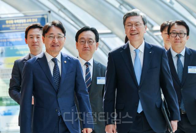 김창범(앞줄 오른쪽)한국경제인협회 상근부회장이 서울 여의도 FKI타워 컨퍼런스센터에서 열린 ‘국세청장 초청 경제계 소통 간담회’에 참석하기 위해 이동하는 모습.
