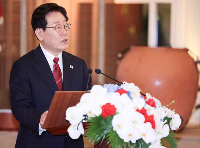이재명 대통령이 22일(현지시간) 베트남 하노이 영빈관에서 열린 또 럼 베트남 공산당 서기장 겸 국가주석 주최 국빈 방문 환영 만찬에서 건배사를 하고 있다. [연합뉴스]