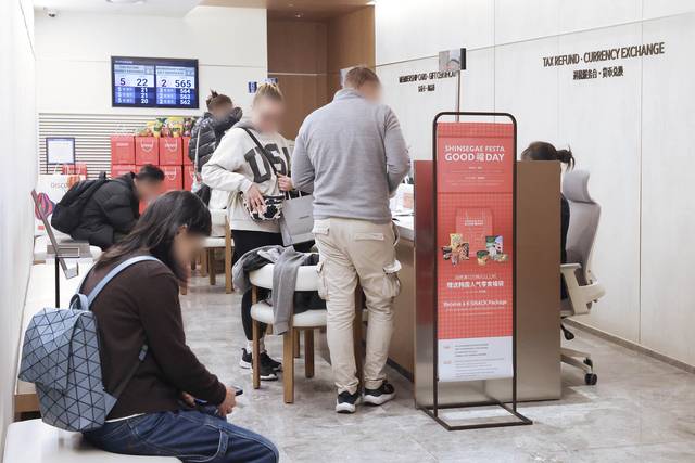 서울 중구 신세계백화점 본점에서 외국인 고객이 외국인 전용 창구에서 세금 환급 절차를 밟고 있다. [신세계백화점 제공]