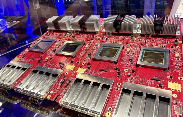 구글이 22일(현지시간) 미국 라스베이거스 개최한 '구글 클라우드 넥스트' 행사에서 공개한 공개한 훈련 특화 칩 'TPU 8t' 연합뉴스