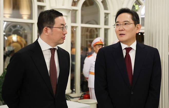 이재용 삼성전자 회장(오른쪽)과 LG그룹 회장이 22일(현지시간) 베트남 하노이 영빈관에서 열린 이재명 대통령 환영 국빈만찬에서 대화하고 있다. 연합뉴스