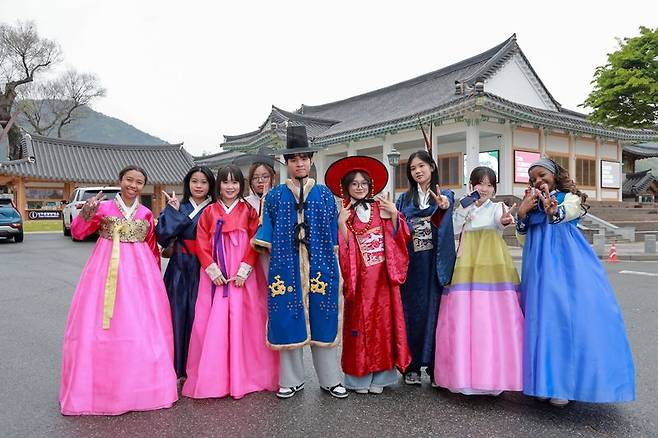 전남 나주시가 전통·문화·자연이 어우러진 체류형 관광 콘텐츠 '3色(색) 힐링스테이'를 통해 관광객들에게 특별한 하룻밤의 경험을 제공하고 있다. 나주시 제공