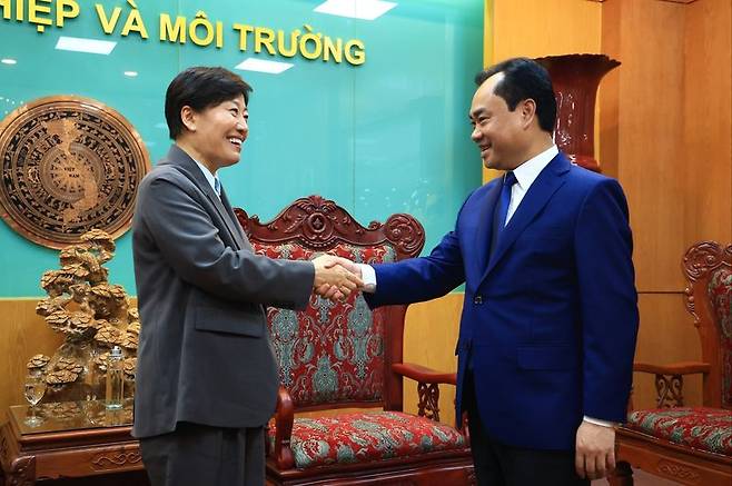송미령 농림축산식품부 장관(왼쪽)이 지난 21일(현지시간) 베트남 하노이에서 찐 비엣 훙 베트남 농업환경부 장관과 수의 및 동물검역 분야 협력 양해각서를 체결한 후 악수하고 있다. 농식품부 제공