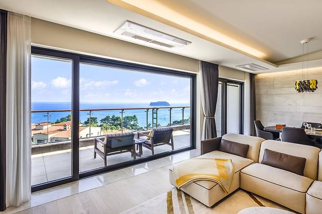 푸른 제주 바다가 내다보이는 오레브리조트 객실