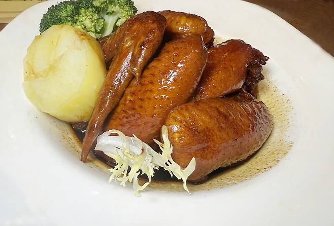 ‘타이핑쿤 레스토랑’의 ‘스위스 소스로 조리한 치킨윙’. 1860년에 문을 연 이 집 창립자 추이 로코가 개발한 소스로 만든 닭고기 요리. 박미향 기자