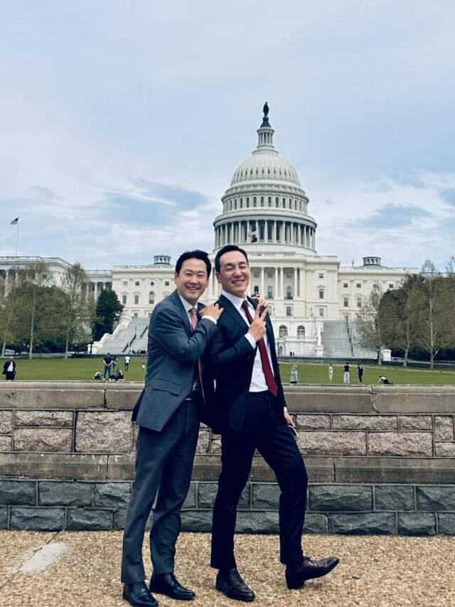 지난 11일 미국으로 출국한 장동혁 국민의힘 대표와 김민수 최고위원이 미 워싱턴디시에 있는 미 연방의회 의사당 앞에서 사진을 찍고 있다. 김성수 연세대 경영전문대학원 겸임교수 스레드