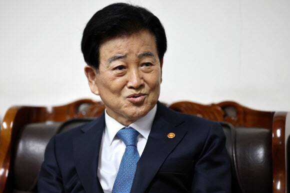 정동영 통일부 장관이 23일 서울 종로 수운회관에서 박인준 한국종교인평화회의(KCRP) 대표회장을 예방하고 있다. 연합뉴스