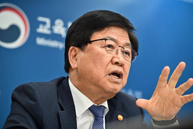 최교진 교육부 장관이 21일 서울 영등포구 한국교육시설안전원에서 본보와 인터뷰하는 모습. 최 장관은 "학생이 교권 침해한 내용을 학생생활기록부에 기재하는 건 상식·교육 선에서 해결될 여지를 저버리는 일일 수 있다"며 신중한 태도를 보였다. 정다빈 기자