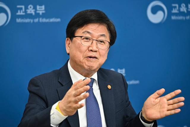 최교진 교육부 장관이 21일 서울 영등포구 한국교육시설안전원에서 본보와 인터뷰하는 모습. 거점국립대 위주로만 지원하는 성장엔진 지역인재 양성 방안이 지역 사립대 소멸을 가속화할 거란 우려에 최 장관은 "각 사립대 특성을 살려 살길을 찾도록 지원할 것"이라고 전했다. 정다빈 기자