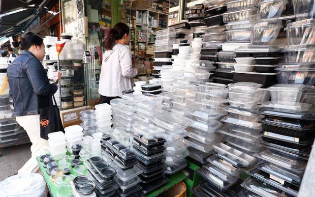 에틸렌, 프로필렌 등 주요 석유화학 제품 원료에 대한 매점매석 금지 조치가 시행된 15일 서울 중구 방산시장의 한 점포에 플라스틱 제품들이 진열돼 있다. 뉴스1