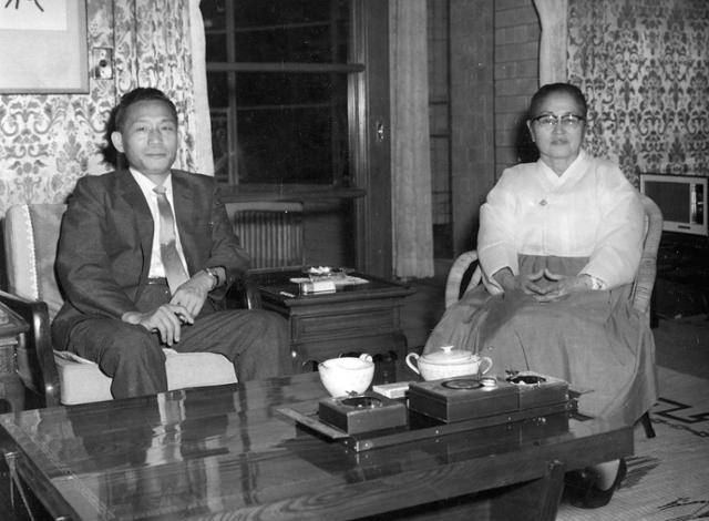 1965년 박정희 대통령과 당시 야당이었던 민중당의 박순천 대표가 회담하고 있다. 두 사람은 영수회담을 통해 베트남전 파병 동의안 처리에 합의했다. 연합뉴스