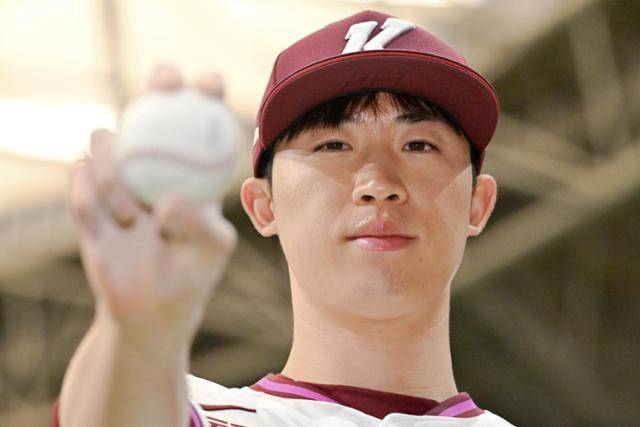 배동현이 22일 서울 고척스카이돔에서 한국일보와 인터뷰를 앞두고 포즈를 취하고 있다. 민경석 기자