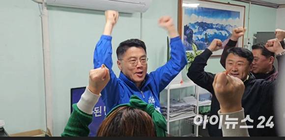 최종 확정된 우홍섭 완도군수 후보가 지지자들과 환호를 하고 있다 [사진=한승엽기자]