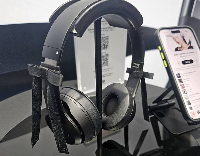 ‘비츠 솔로 4 - 제니 스페셜 에디션 인 오닉스 블랙(Beats Solo 4 - JENNIE Special Edition in Onyx Black)’ / 출처=IT동아