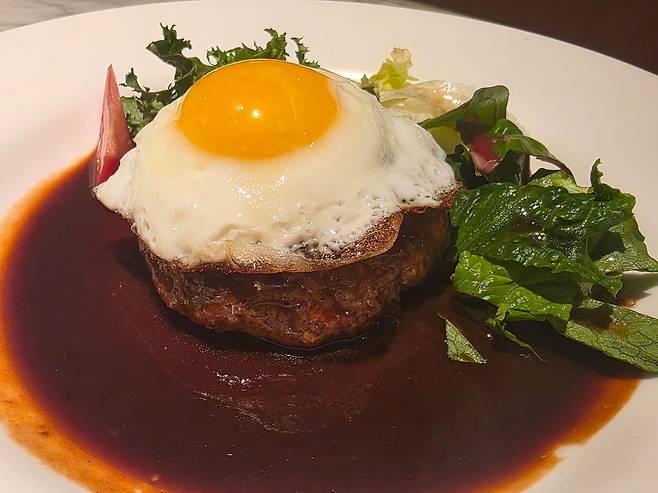 한국 경양식의 대표 메뉴 중 하나인 햄버그스테이크. '함박스텍'이란 이름이 더 정겹다. 사진 송원섭 기자