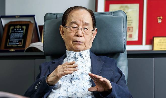 심상기 서울미디어그룹 회장이 14일 오후 서울 용산 사옥에서 중앙일보와 인터뷰하고 있다. 김성룡 기자