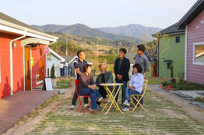 고창서점마을은 이윤호 촌장(왼쪽 세번째)을 중심으로 6 가구가 함께 일궜다. 2028년 10월까지는 하루도 서점 문을 닫지 않을 계획이다. 누군가 가게를 비우면 대신 다른 서점에서 손님을 응대해준다.