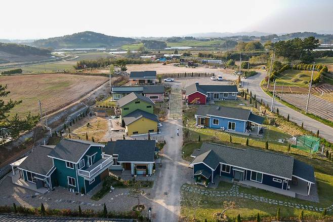 드론으로 촬영한 고창서점마을. 마을 주택에서 사는 이들도 있고, 인근 도시에서 출퇴근하는 서점지기도 있다. 오는 5월에는 과학, 예술 서점도 문을 열 예정이다.