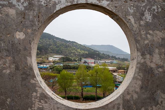 미당시문학관 옥상 전망대에서 굽어본 마을 풍경. 미당 생가와 소요산이 보인다.