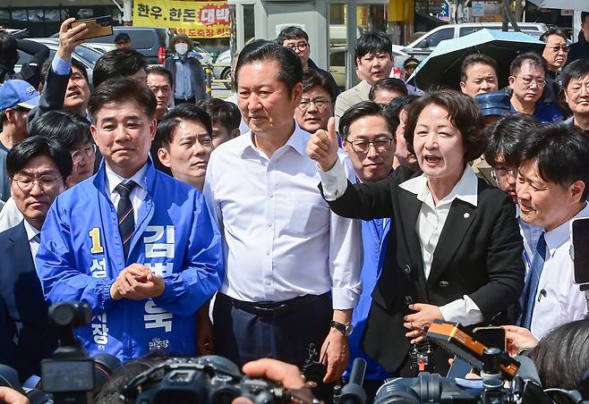 김병욱 성남시장 후보(왼쪽부터), 더불어민주당 정청래 대표, 추미애 경기도지사 후보가 19일 경기도 성남시 모란민속5일장을 방문해 시민들과 인사를 나누고 있다. 연합뉴스