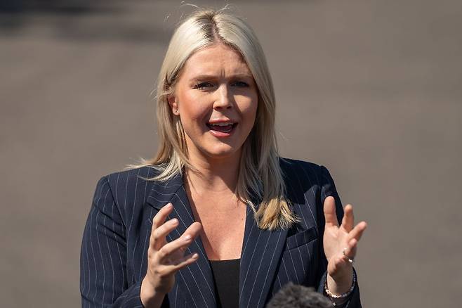 캐롤라인 레빗 백악관 대변인이 22일(현지시간) 기자들의 질문에 답하고 있다. AP=연합뉴스