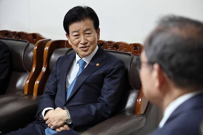 정동영 통일부 장관이 23일 서울 종로 수운회관에서 박인준 한국종교인평화회의(KCRP) 대표회장을 예방하고 있다. 연합뉴스