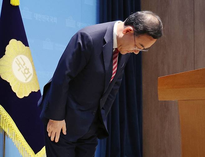 6·3 지방선거 국민의힘 대구시장 경선에서 컷오프(공천 배제)된 주호영 의원이 23일 서울 여의도 국회 소통관에서 불출마 기자회견을 마치고 인사하고 있다. 뉴스1
