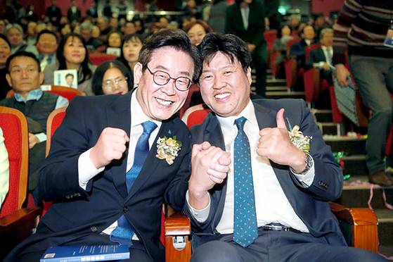 2019년 12월 성남 분당에서 열린 김용 전 부원장(오른쪽)의 북콘서트에 참석한 이재명 당시 경기지사가 김용 전 부원장과 함께 손을 잡고 사진을 찍었다. 이 사진은 김 전 부원장이 2019년 자신의 블로그에 올린 게시물에서 캡쳐했다. 사진 김 전 부원장 블로그