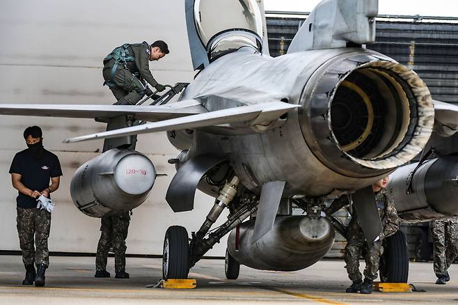 KF-16 전투기에 탑승하고 있는 공군 조종사. 사진 공군