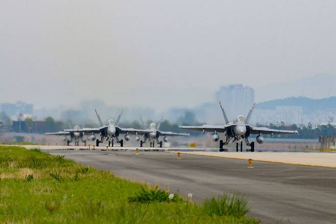 미 해병대 F/A-18 전투기가 이륙을 위해 유도로를 따라 이동하고 있는 모습. 사진 공군